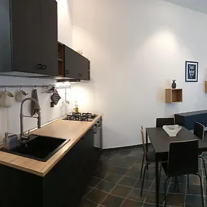 https://locazione-breve-in-pieno-centro-blue-house.sicilyhotelsitaly.net