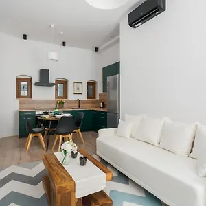 https://apt-kamienica-chelmonskiego-10-przy-mtp-by-noclegi-renters.poznan-hotels.com